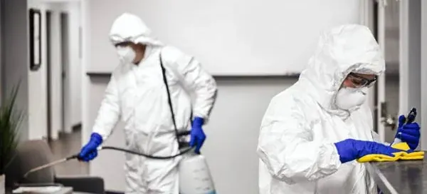 Equipe realizando sanitização de ambientes